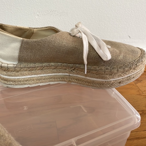 Guess gold shimmer rafffia sole waking shoes sz8 - Picture 3 of 7